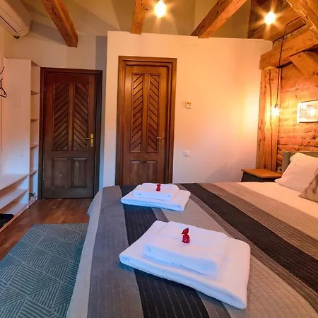 Aparthotel Wood House Republicii 3*