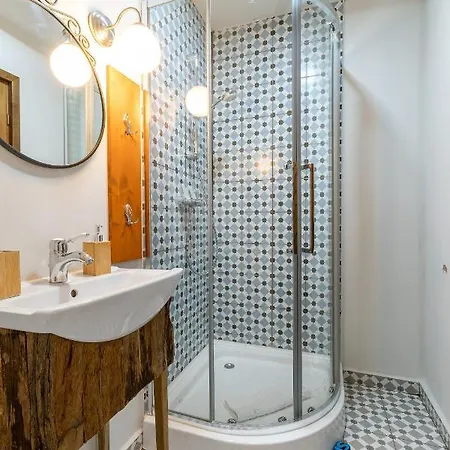 Wood House Republicii Aparthotel 3*