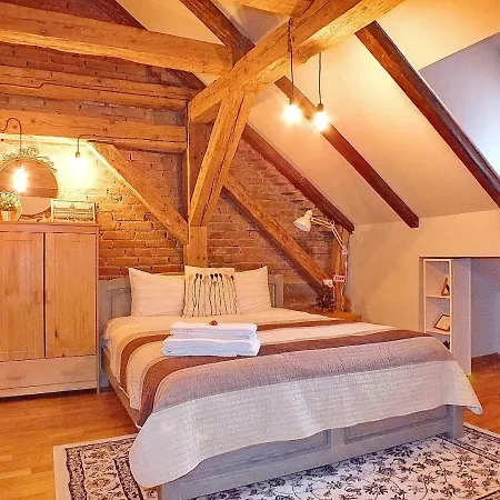 Wood House Republicii Aparthotel 3*