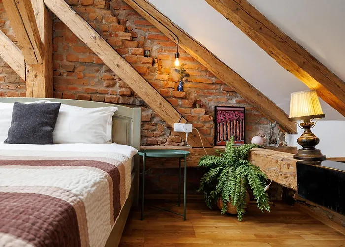 Wood House Republicii Aparthotel 3*